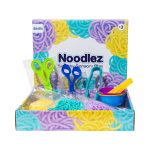 ⁦Noodlez – משחק סנסורי נודלס – מארז 300 גרם – 3 צבעים + כלים וקעריות מיון⁩ – תמונה ⁦3⁩